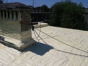 Нанесение пенополиуретана на плоскую крышу