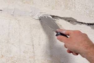 как зашпаклевать трещину в стене