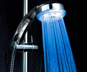 Душ-лейка с подсветкой сделает обстановку в ванной комнате цветной в прямом и переносном смысле
