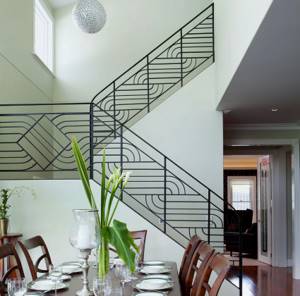 Лестницы с коваными перилами можно устанавливать как внутри дома, так и на улице
