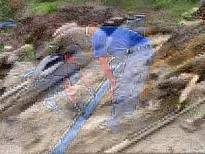 Измерение наклона труб при прокладке канализации выполняется с помощью строительного уровня